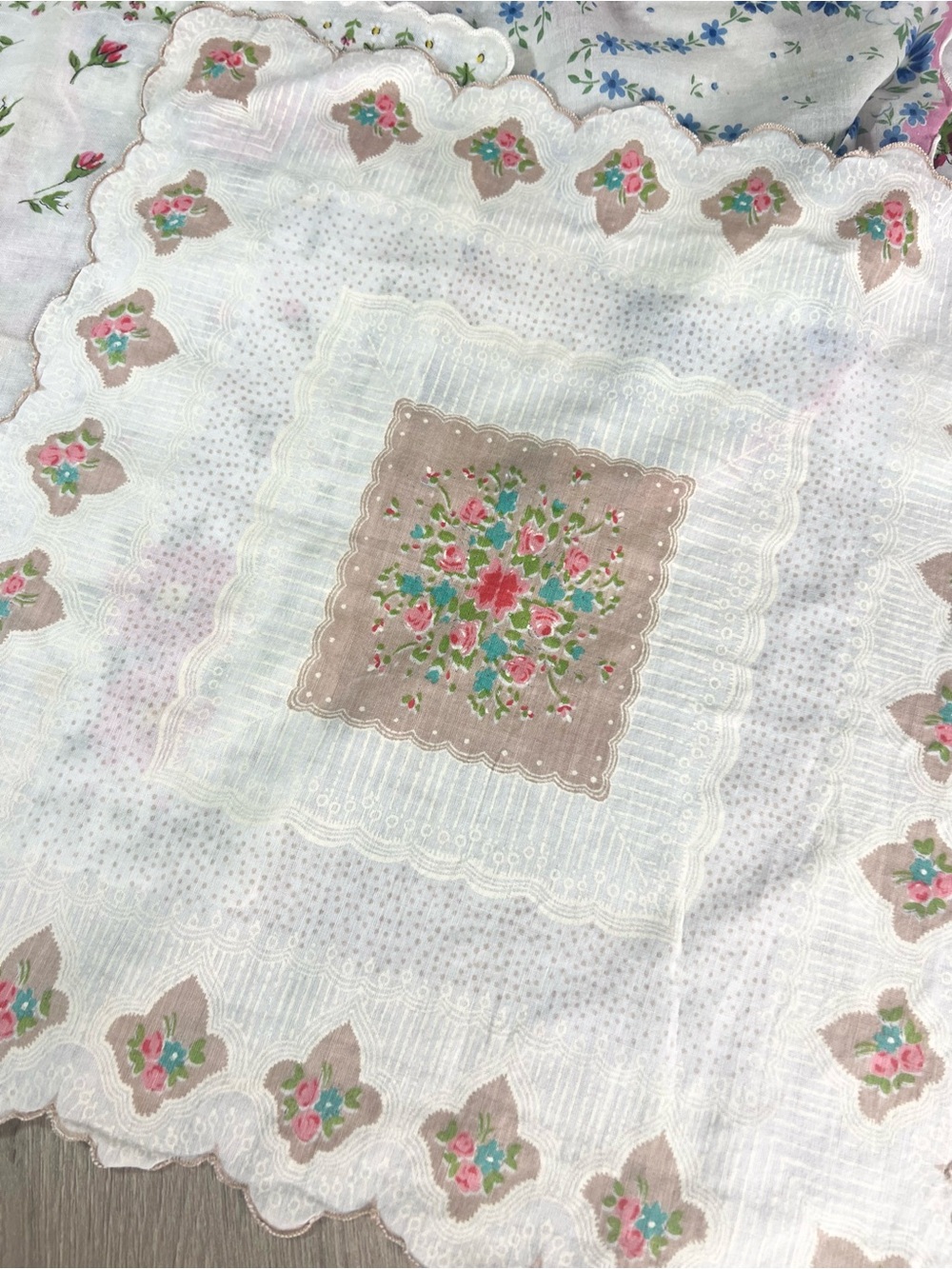 Vintage hankies lot of 6 floral cottagecore dainty - Picture 3 of 8